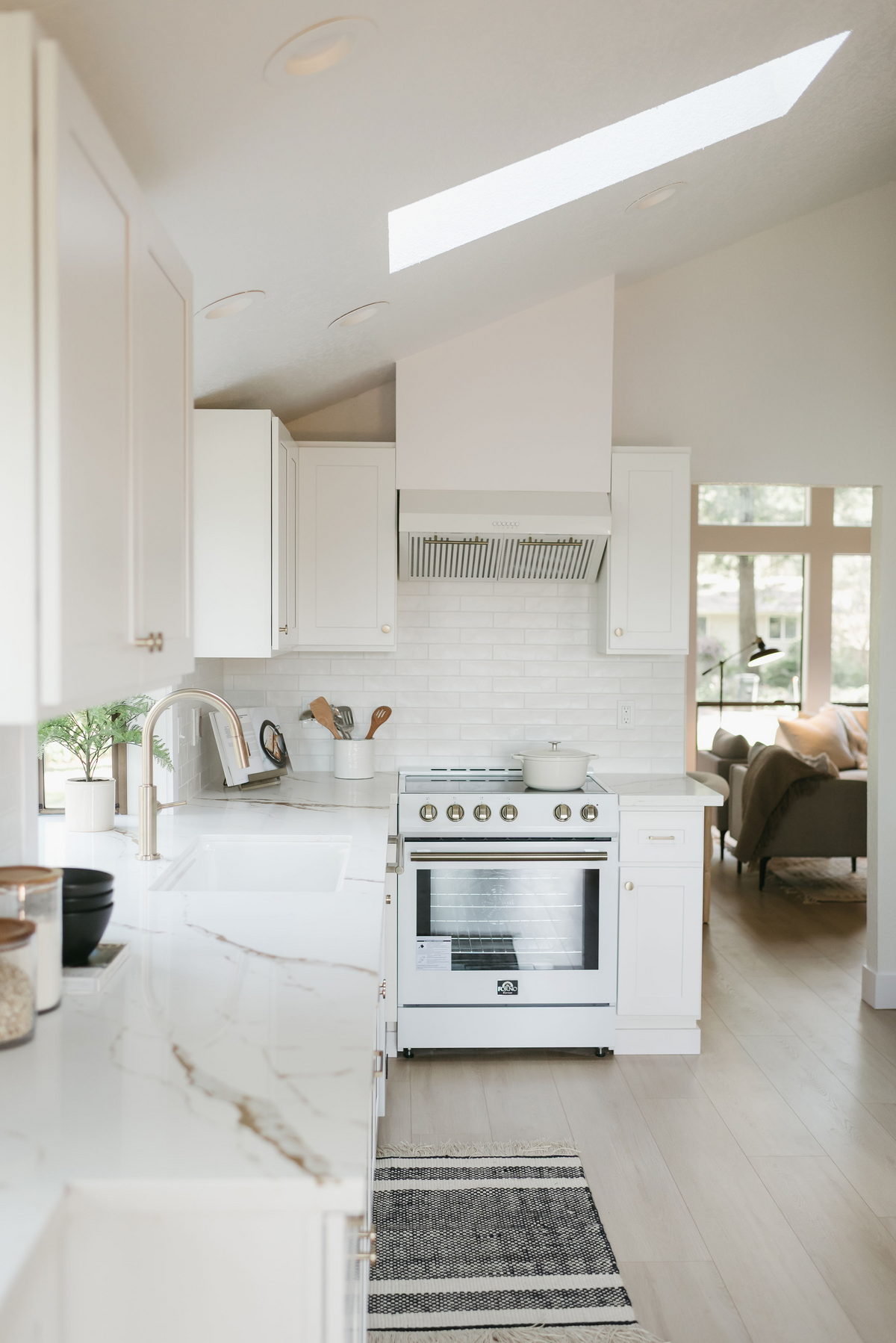 Forno Bari 30-Inch Under-Cabinet Range Hood, 400 CFM, White with Antique Brass Handles (Model FRHUC5255-30WHT)
